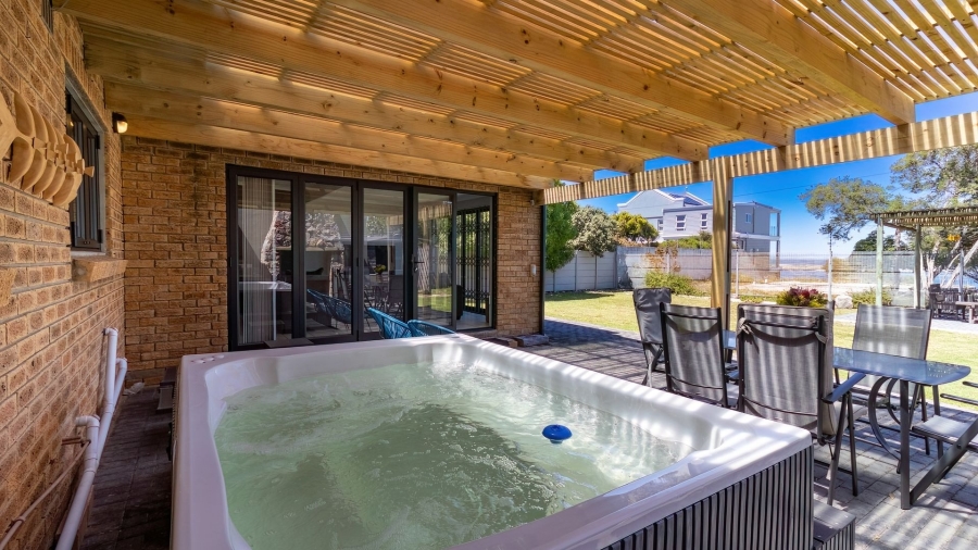 4 Bedroom Property for Sale in Sandbaai Western Cape